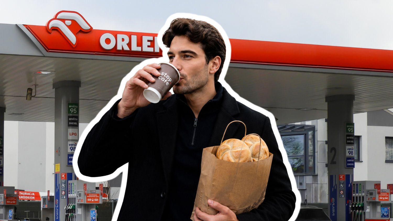 Orlen bierze przykład z Żabki. To ma być nowy hit stacji benzynowych Mężczyzna pijący kawę ze Stop Cafe. Trzyma torbę z zakupami, są widoczne bułki. w tle stacja benzynowa Orlen.
