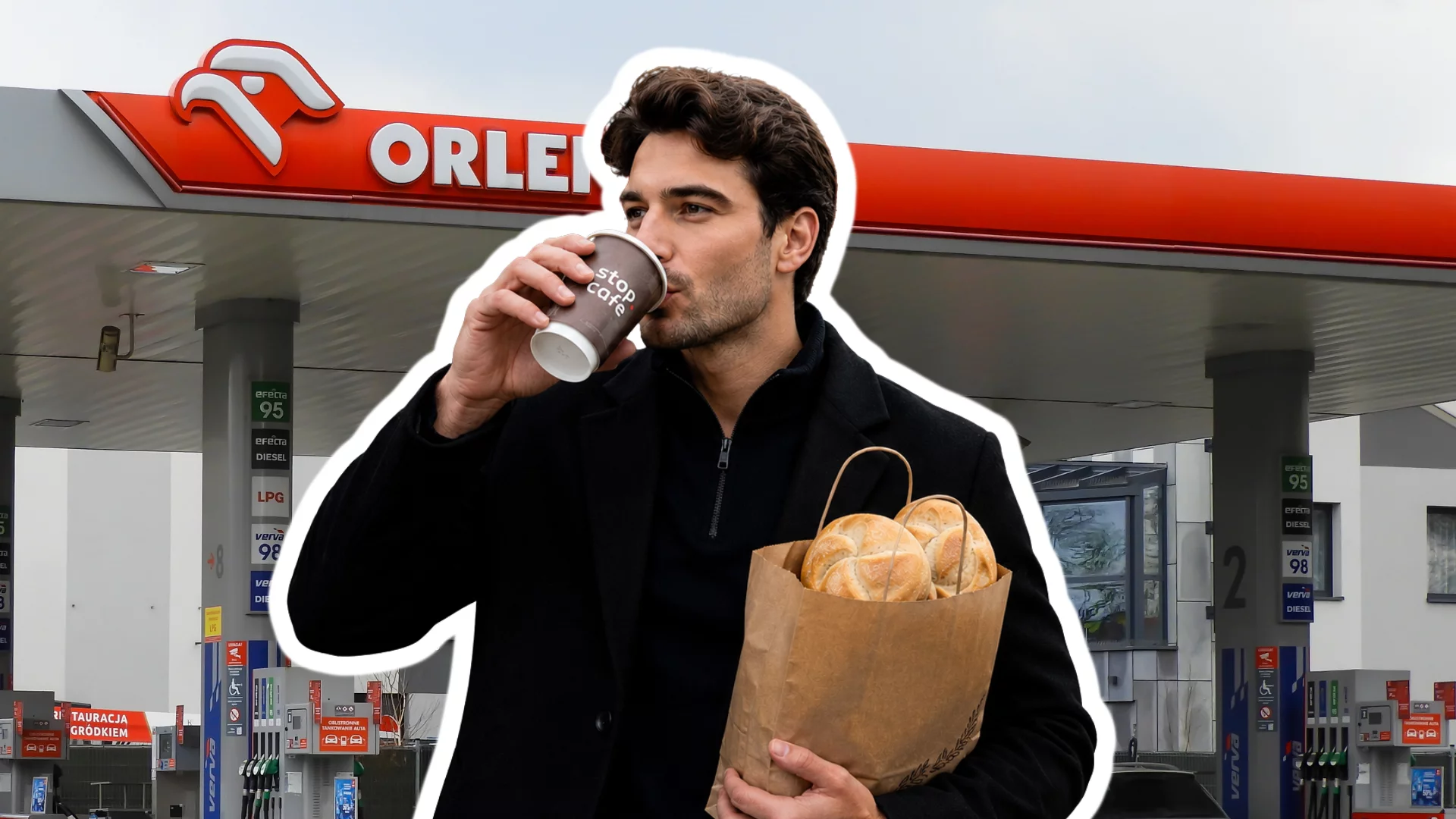 Mężczyzna pijący kawę ze Stop Cafe. Trzyma torbę z zakupami, są widoczne bułki. w tle stacja benzynowa Orlen.