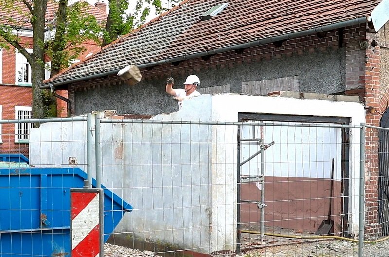 Burmistrz Lublińca samodzielnie przeprowadza rozbiórkę garażu przed urzędem miasta.