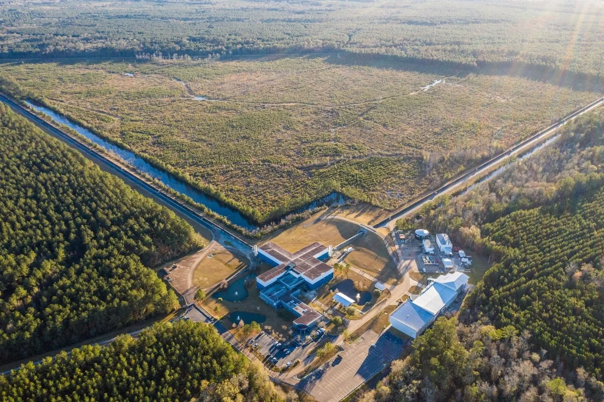 Detektor fal grawitacyjnych Advanced LIGO nie wygląda może zbyt okazale z zewnątrz, jednak to tam dokonano historycznego odkrycia.