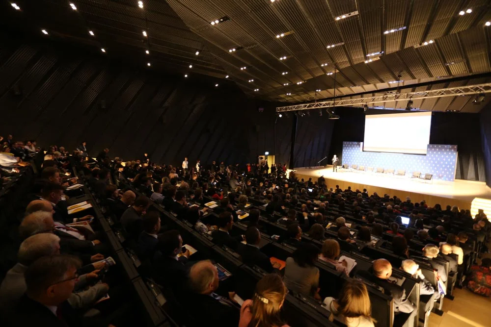 Lech Wałęsa na scenie. Największa sala Europejskiego Kongresu Gospodarczego wypełniona po brzegi
