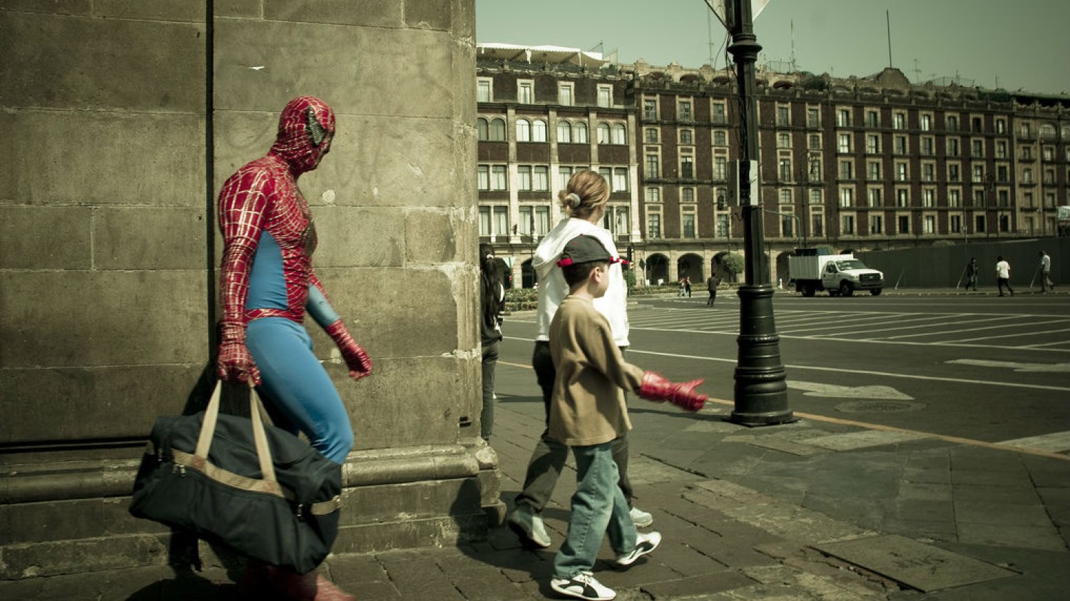 Chcesz przyjść do pracy w stroju Spidermana? Zaczekaj chcociaż aż skończy się twój okres próbny...