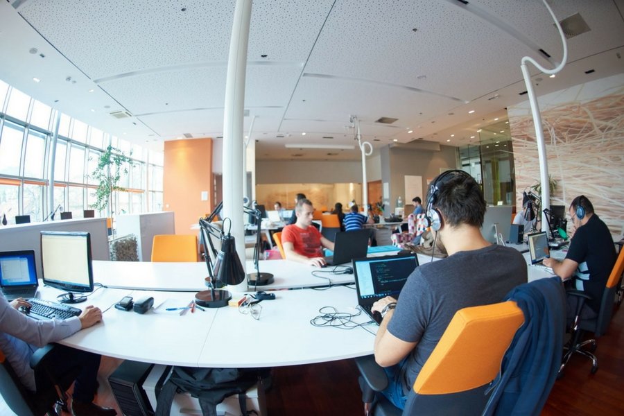 Koszty odejścia programisty mogą sięgnąć 100 tysięcy złotych; w przypadku całego zespołu mogą pójść w miliony.