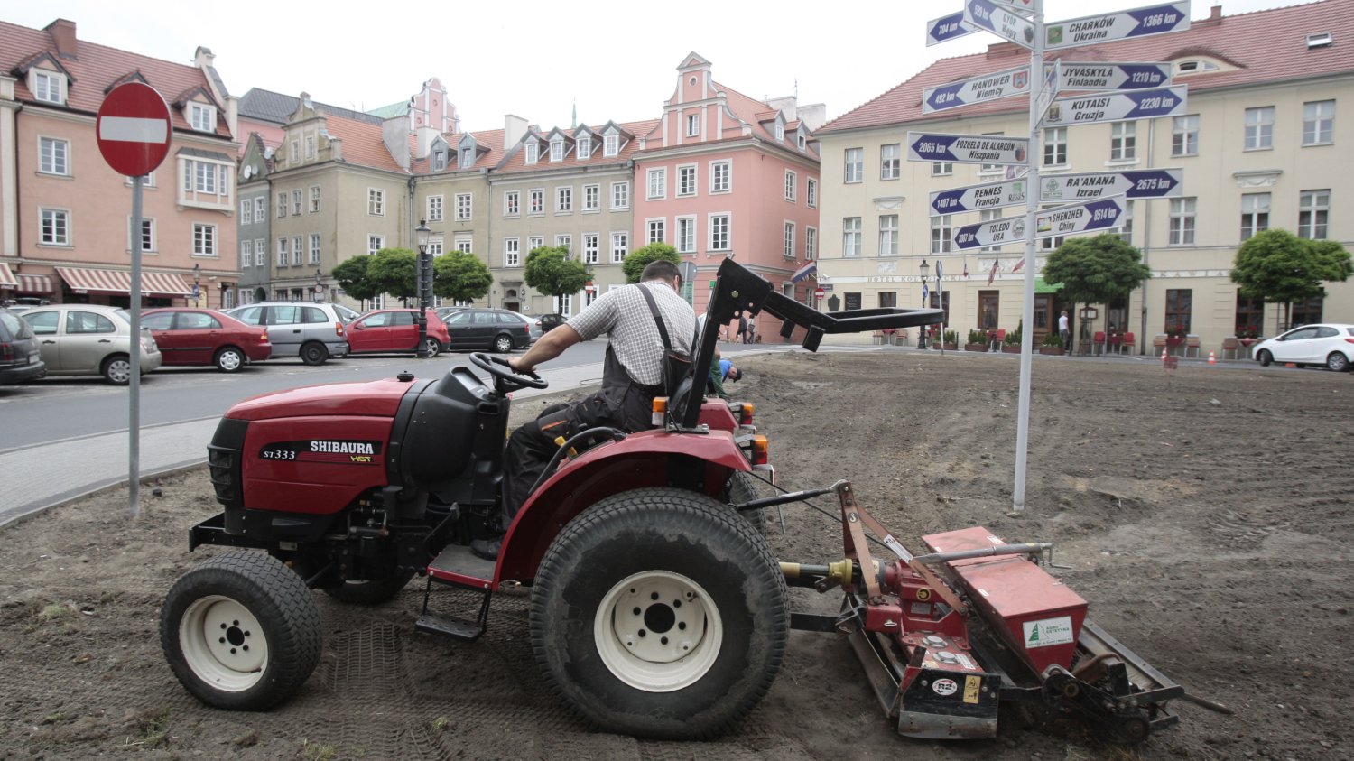 Traktor w trakcie orania w Poznaniu. Zdjęcie ilustracyjne.