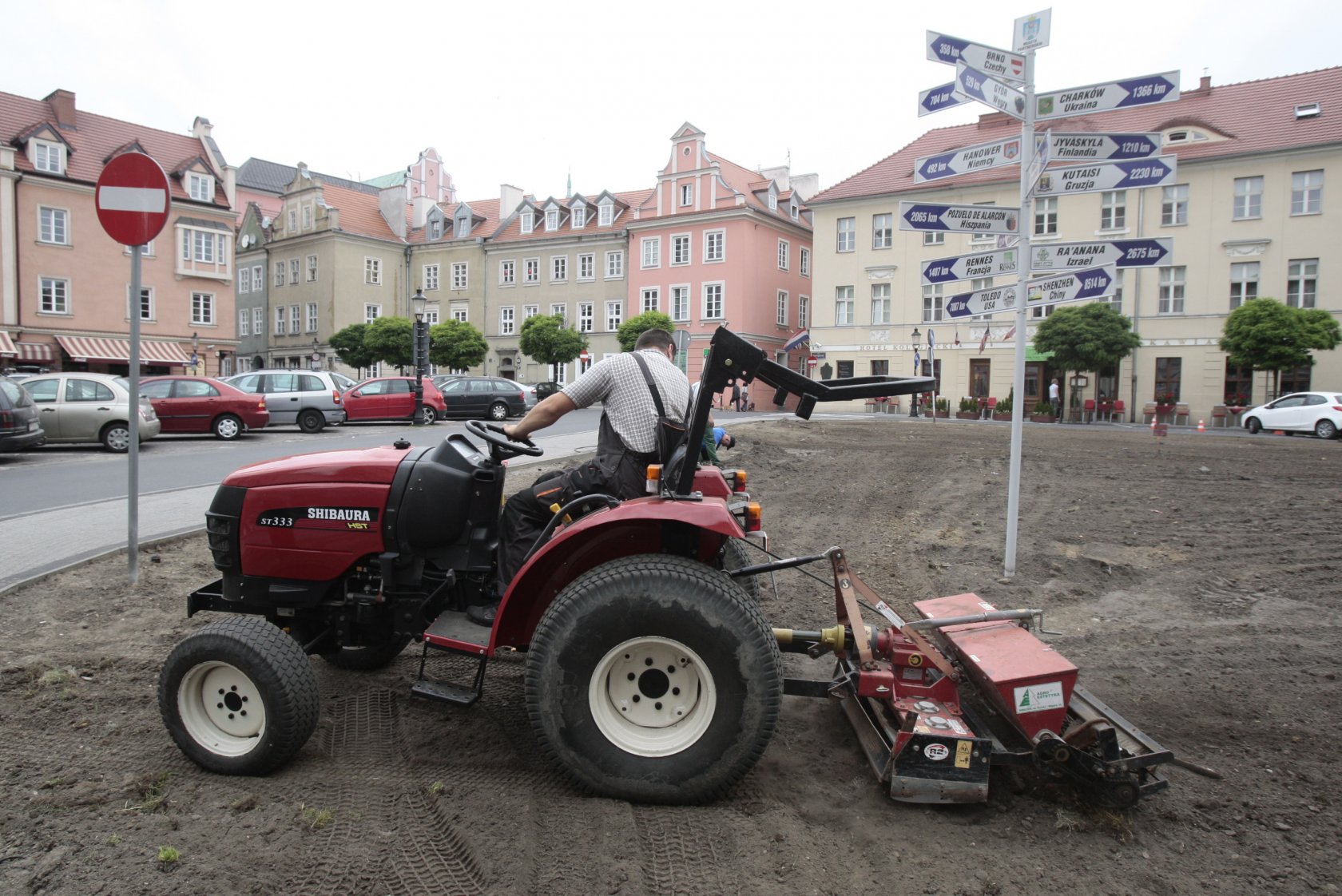 Traktor w trakcie orania w Poznaniu. Zdjęcie ilustracyjne.