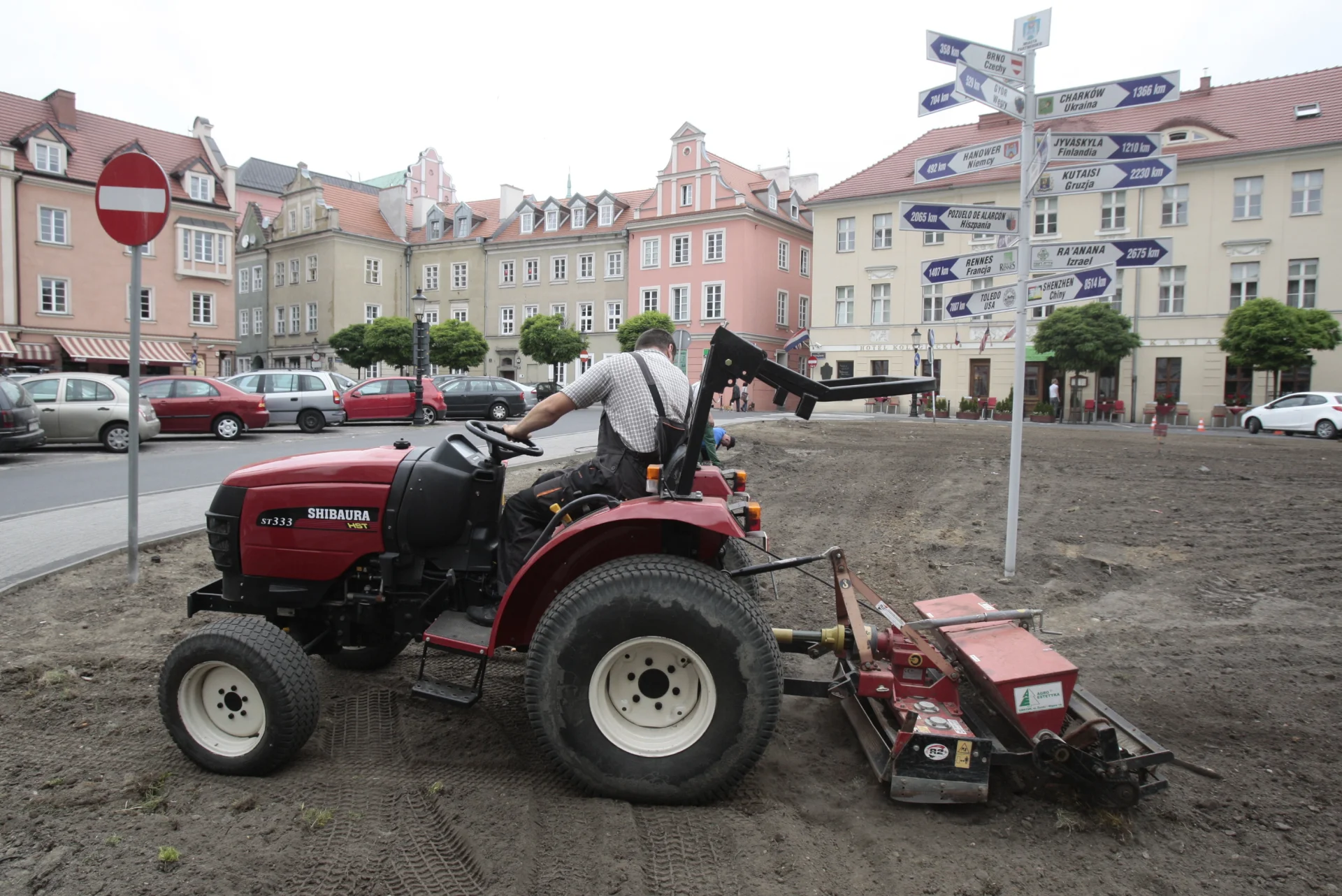 Traktor w trakcie orania w Poznaniu. Zdjęcie ilustracyjne.
