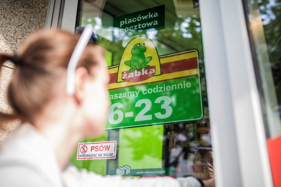 Sieć Żabka coraz bardziej przypomina bary czy bistro z ofertą gastronomiczną. Chce też wprowadzić na rynek koncept sklepu bezobsługowego.