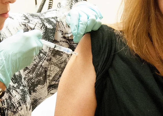 2 września 2014 — 39-letnia kobieta, pierwsza uczestniczka badań szczepionki NIAID/GSK przeciwko wirusowi Ebola w Narodowym Instytucie Zdrowia (NIH) w Bethesdzie.