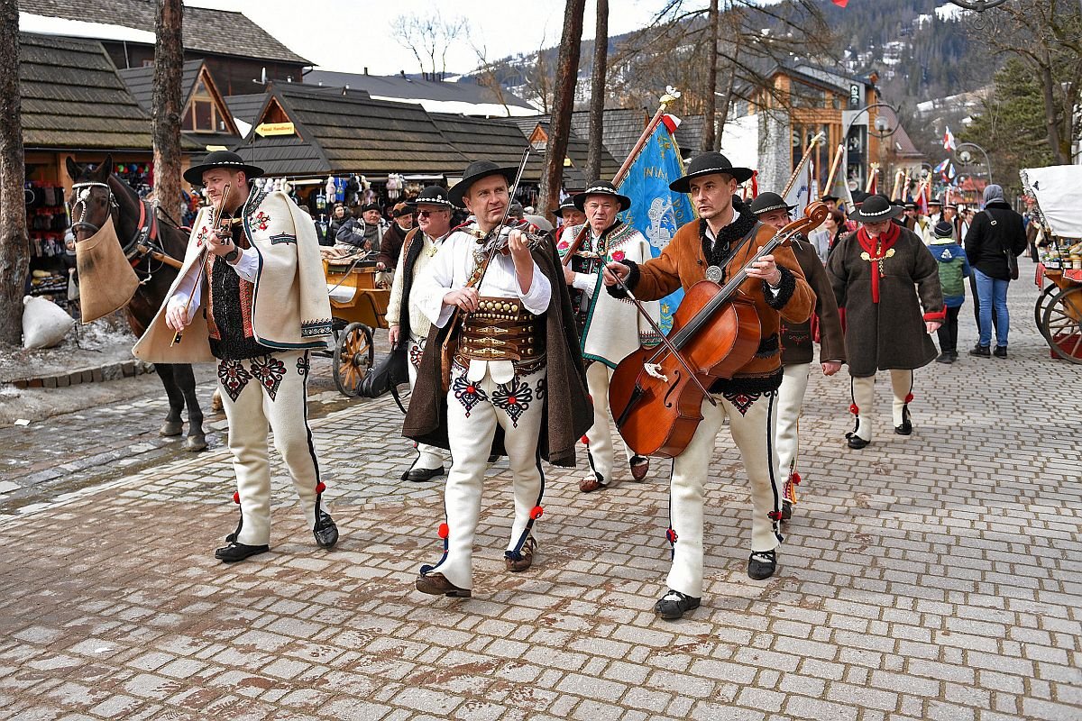 Chcąc spędzić cztery dni w Zakopanem podczas zbliżającej się majówki, trzeba wydać co najmniej 2200 zł - za opcję absolutne minimum. Jeśli pójdziesz po całości, za parę wydasz aż 8800 zł