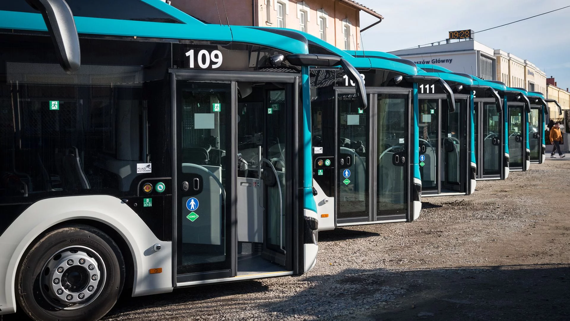 Autobusy stojące na pętli.