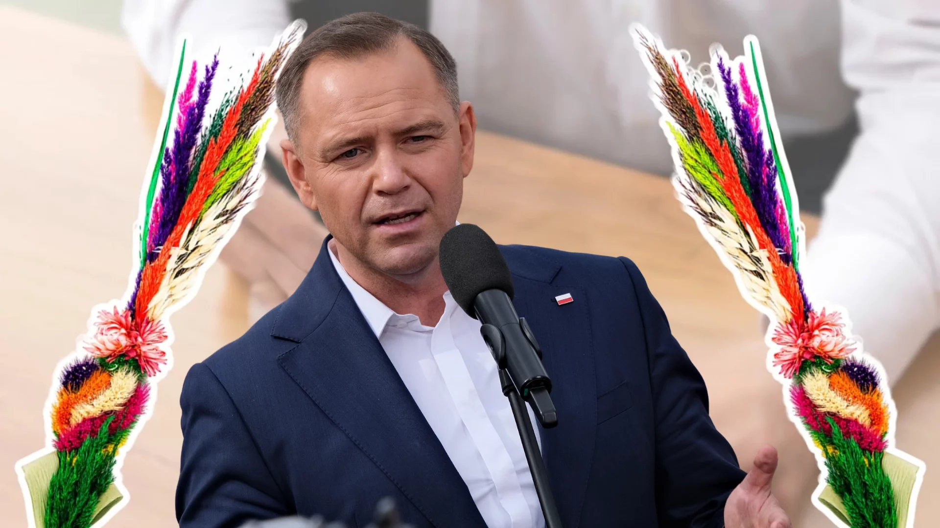 Nawrocki. Obok palmy wielkanocne. w tle ktos podpisuje dokument.