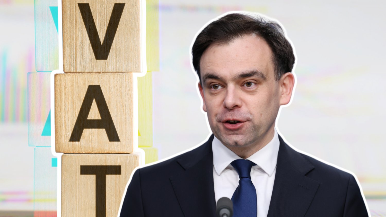 Rząd szykuje wielkie zmiany w VAT. Fiskus otwiera nowy rozdział kontroli Andrzej Domański, Minister Finansów. W tle klocki z napisem VAT.