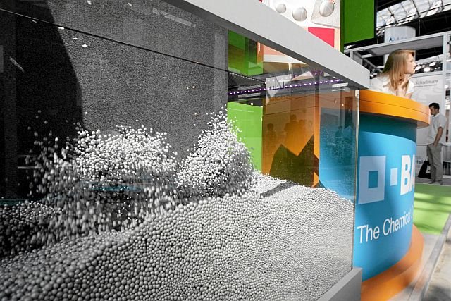 Plastikowy granulat - taki miał być produkt końcowy zastopowanej przez wójta fabryki. Wytwarza się go z twardego plastiku (nakrętek, długopisów, obudów komputerów).