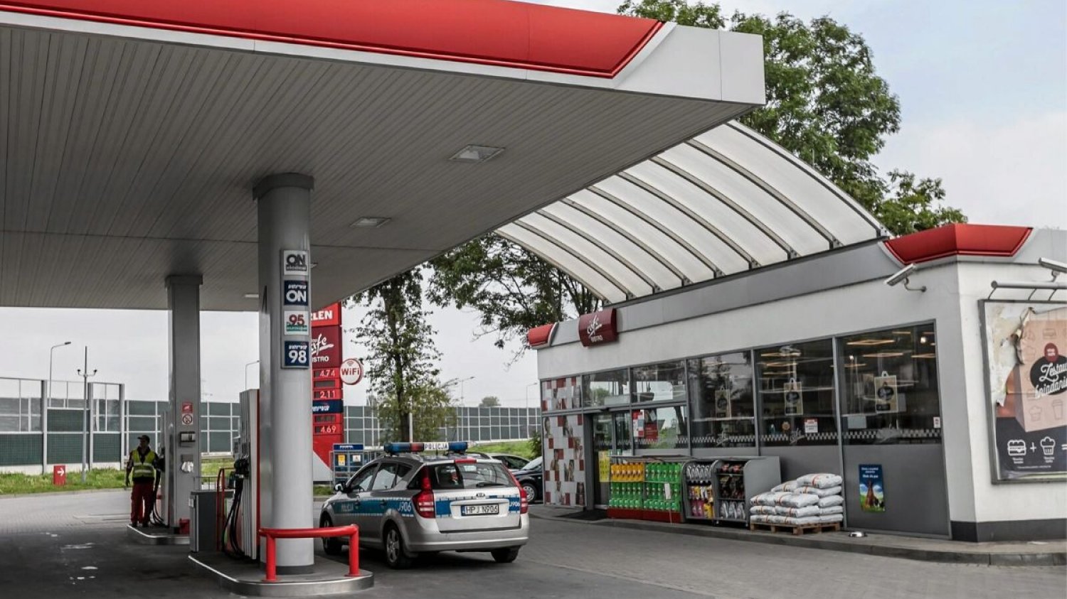 Rzecznik rządu zdementował doniesienia o planach rozszerzenia zakazu handu w niedzielę na stacje paliw.