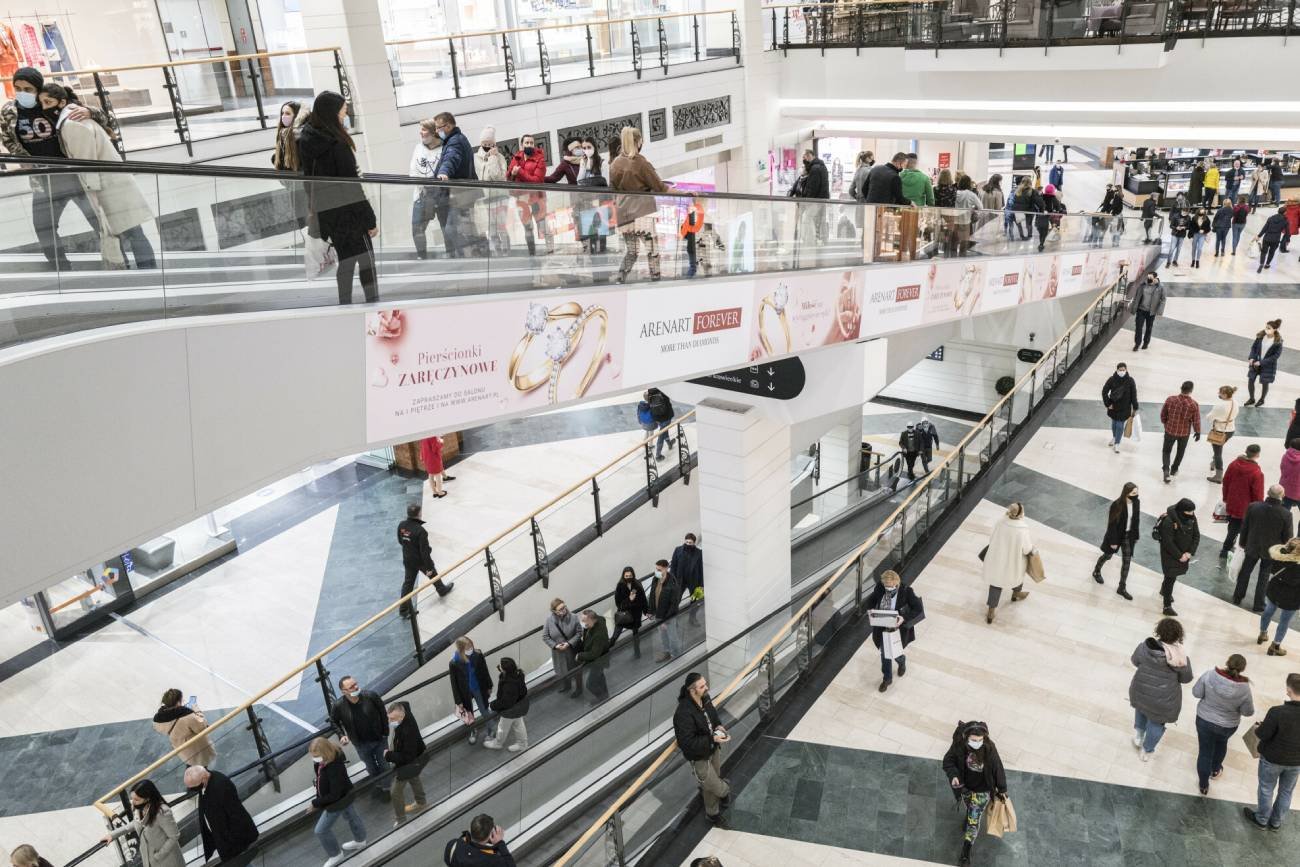 ludzie w centrum handlowym