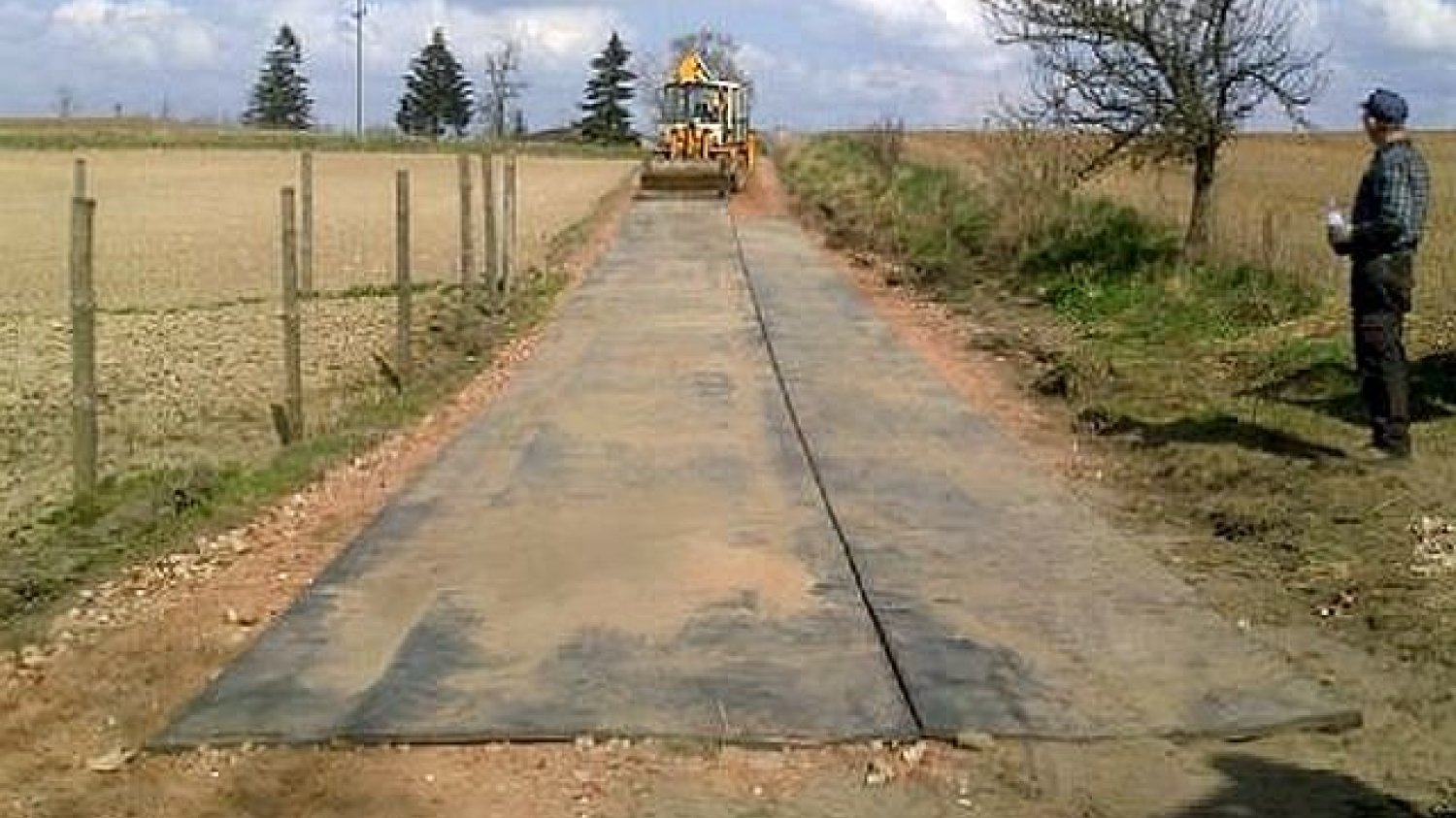 Rafał Ryszczuk, burmistrz Kisielic, wyłożył gumą jedną z gminnych dróg