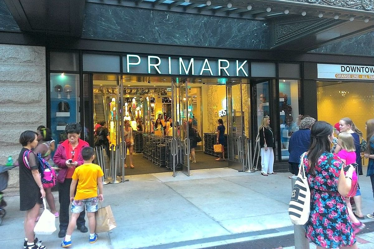 Primark ma łącznie ponad 370 sklepów i niemal 1,5 mln m kw. powierzchni handlowej w 12 krajach. Zatrudnia ponad 75 tys. osób.