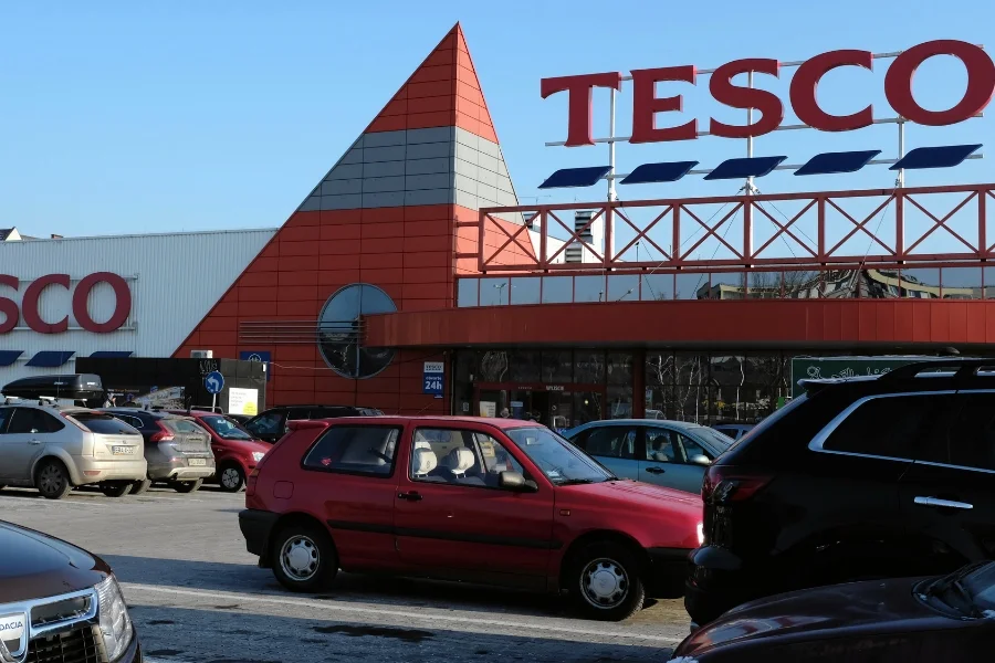 Tesco to jeden z tych dużych graczy, którzy dziś cofają się pod presją dyskontów. Firma odnotowała w Polsce ponad 340 mln zł strat.
