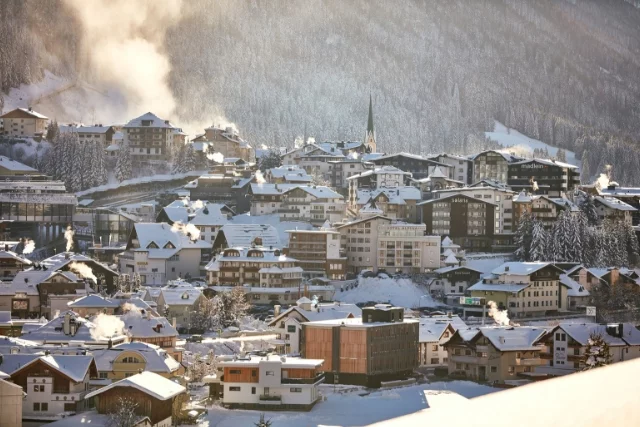 Ischgl z daleka wydaje się idyllicznym, spokojnym miasteczkiem. Do czasu, aż wybierzemy się tam na imprezę.