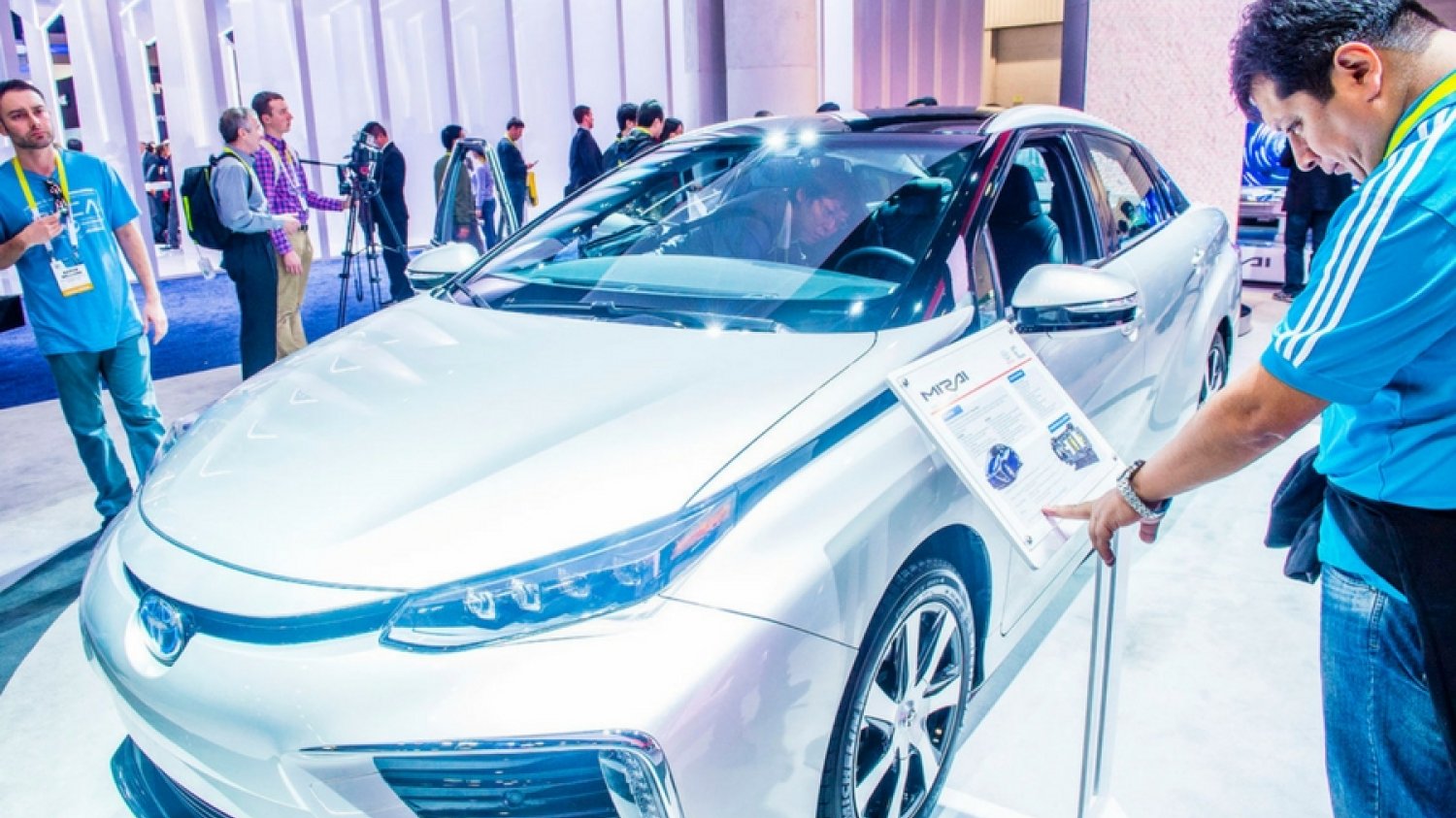 Wodorowa przyszłość motoryzacji: prezentacja toyoty mirai podczas CES Show w Las Vegas.