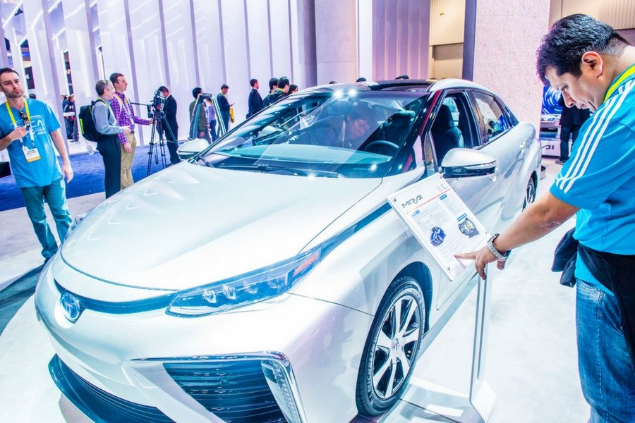 Wodorowa przyszłość motoryzacji: prezentacja toyoty mirai podczas CES Show w Las Vegas.