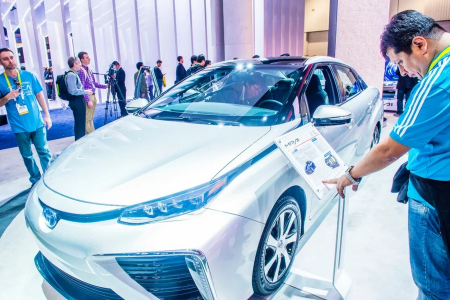 Wodorowa przyszłość motoryzacji: prezentacja toyoty mirai podczas CES Show w Las Vegas.