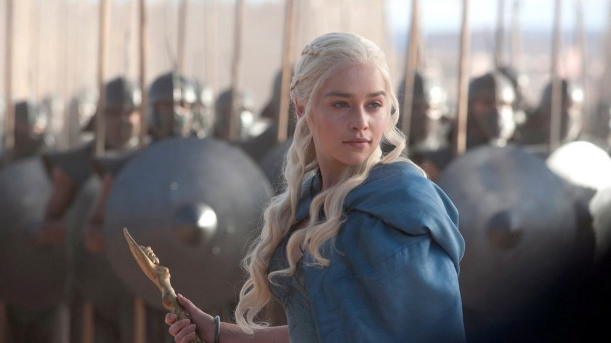 Khaleesi była niegdyś młodą, wystraszoną dziewczyną, przymuszona do aranżowanego małżeństwa. Dziś to charyzmatyczna liderka i Matka Smoków.