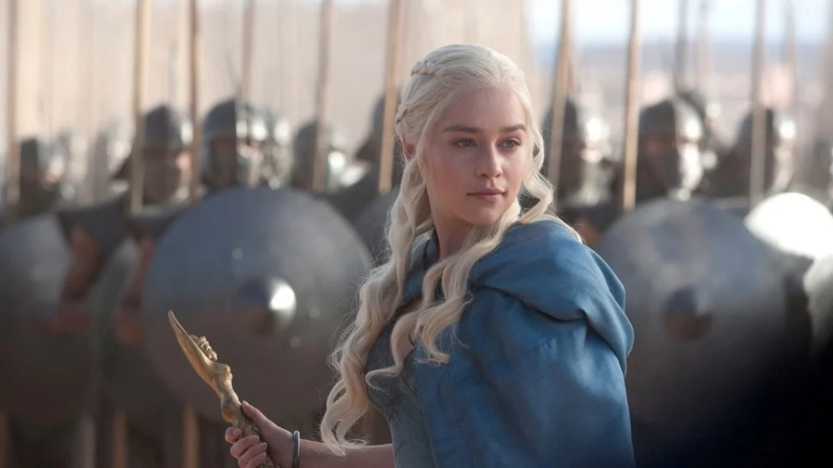 Khaleesi była niegdyś młodą, wystraszoną dziewczyną, przymuszona do aranżowanego małżeństwa. Dziś to charyzmatyczna liderka i Matka Smoków.