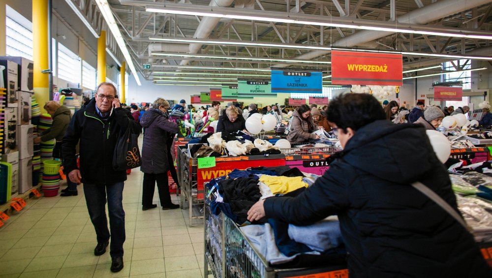 Biedronka i Lidl to te sieci, które w olbrzymiej mierze postawiły na marki własne. Mogą być najbardziej poszkodowane planowanymi przez rząd zmianami.