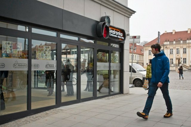 Popularność Biedronki zaczyna przytłaczać jej najbliższe sąsiedztwo. W ostatnich latach coraz częściej słyszy się, że mieszkańcy zaczynają protestować, poirytowani faktem otwarcia sklepu tej sieci w swoim bloku