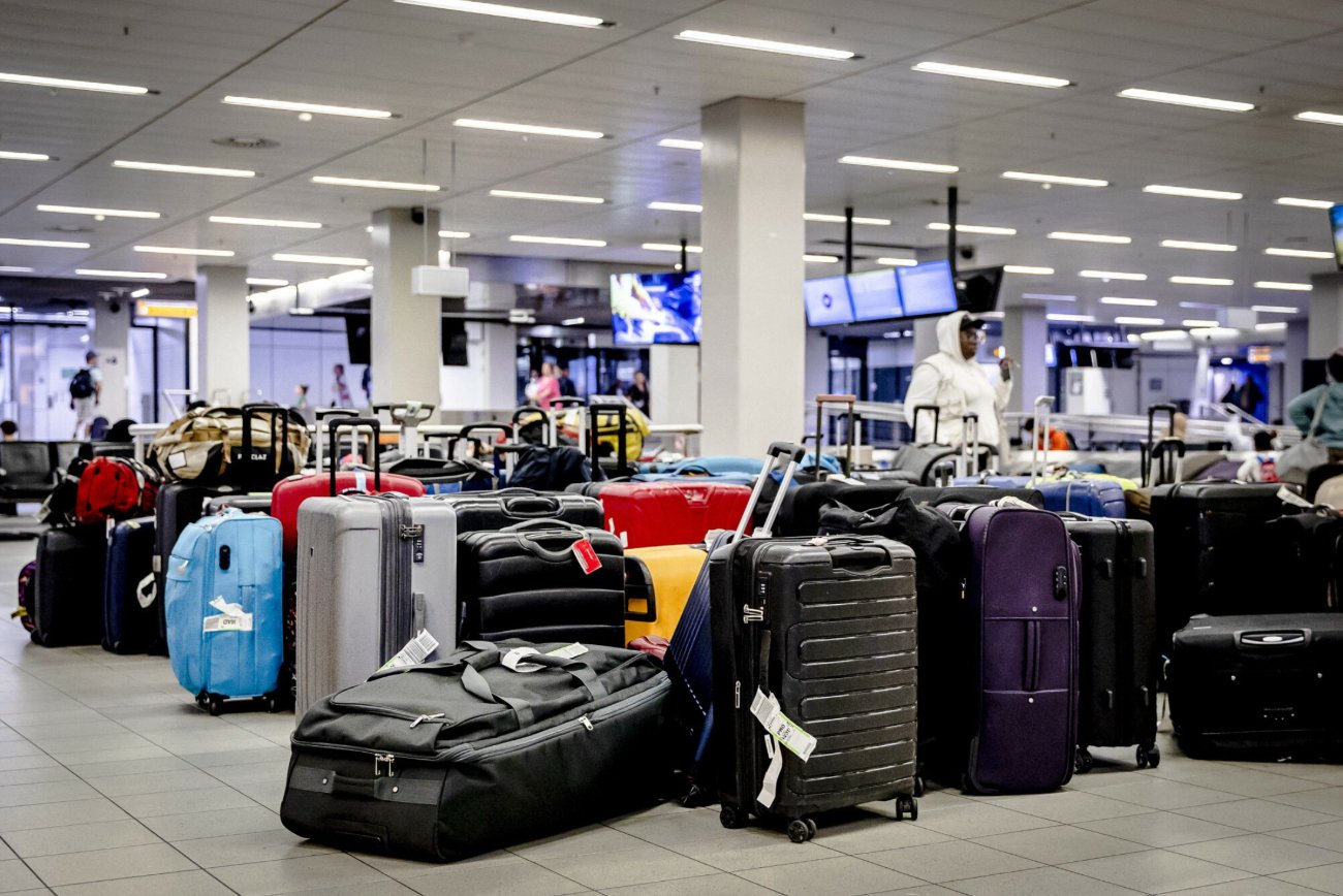 Odbiór bagażu na lotnisku Schiphol w Amsterdamie