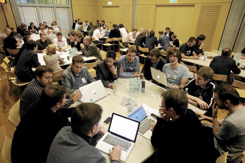 Młodzi przedsiębiorcy często potrzebują pomocy w wejściu na rynek.