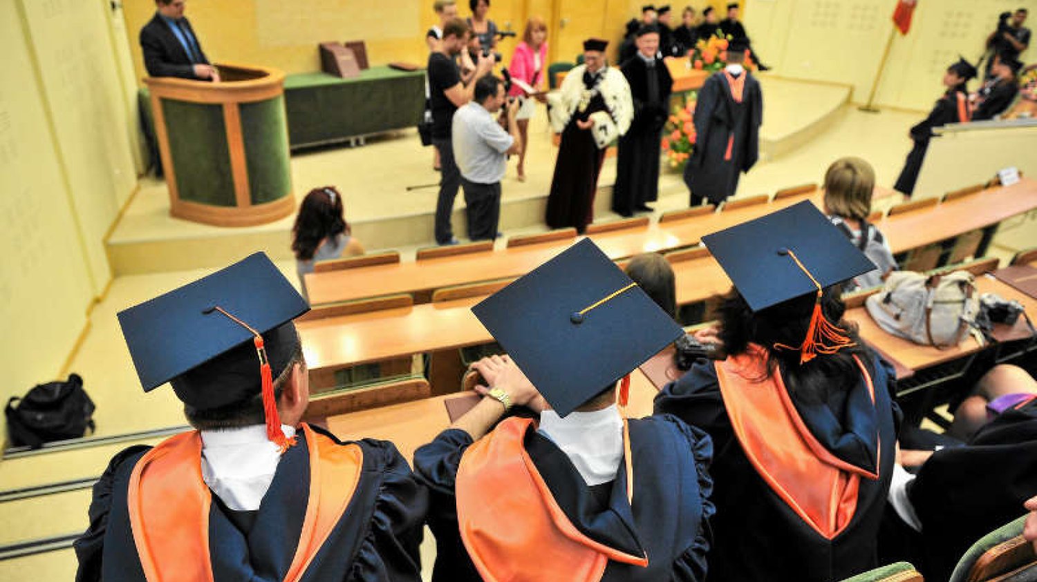 Spada liczba kandydatów na studia, bo młodzi wychodzą z założenia, że magister i tak nie da im pracy