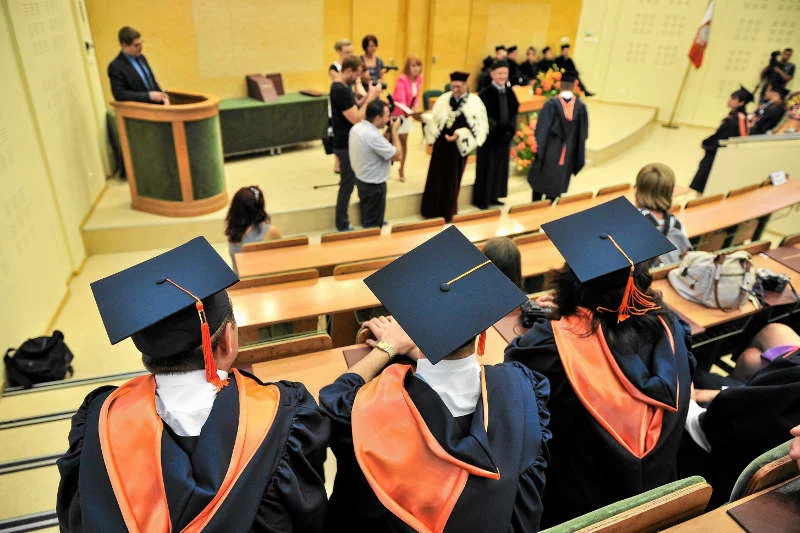 Spada liczba kandydatów na studia, bo młodzi wychodzą z założenia, że magister i tak nie da im pracy