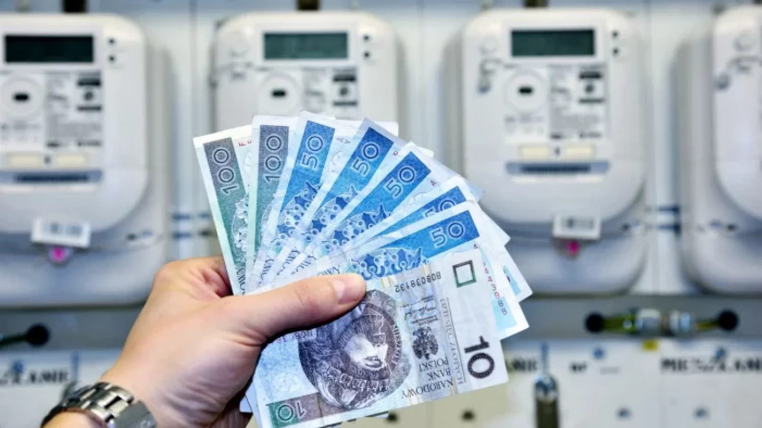 Jeśli Duda podpisze ustawę, przez pół roku 2024 nie będziemy płacić więcej za prąd