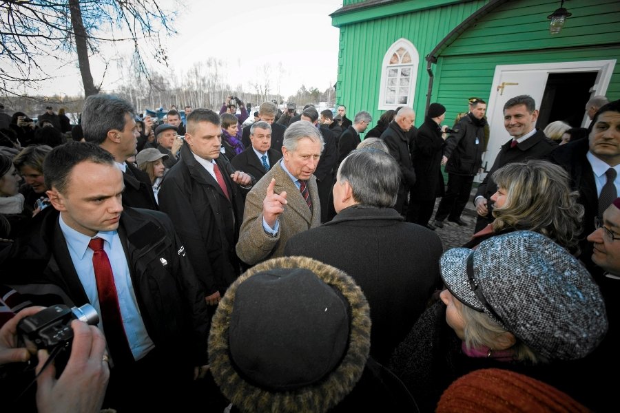 Książę Karol w Kruszynianach, w 2010 r. Po latach następca tronu sfinansuje odbudowę miejscowej tatarskiej restauracji.