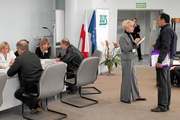 ZUS rozpisał przetarg na mundurki dla pracowników. Męskie komplety będą kosztować po 5 tysięcy złotych, damskie - do 3,5 tysiąca