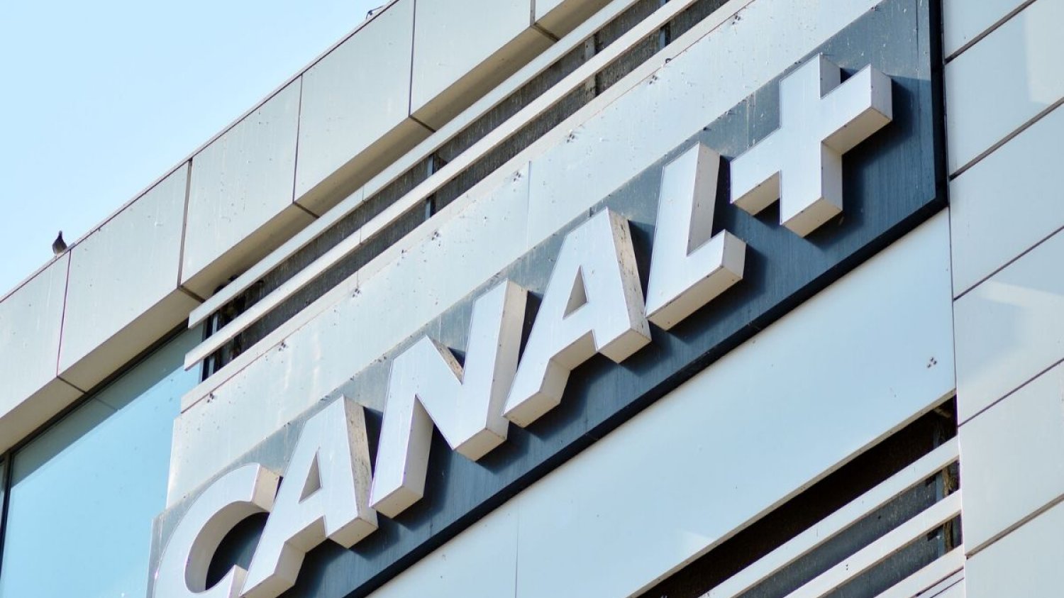Canal+ Polska wejdzie na giełdę. Eksperci są zdania, że warto inwestować w akcje spółek medialnych, bo lepiej radzą sobie z kryzysem pandemii.
