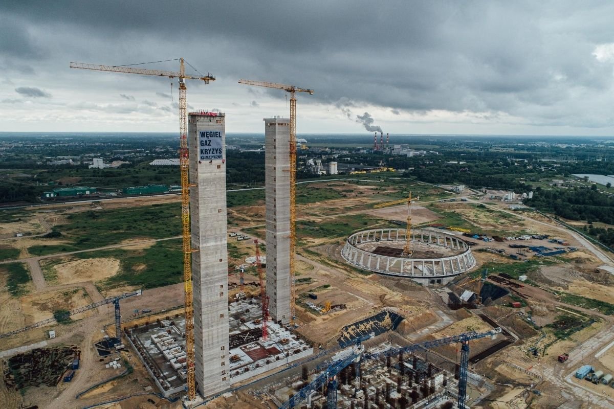 Pamiątką po planach budowy nowego węglowego bloku energetycznego są jedynie dwie betonowe wieże. Kilka dni temu protestował tam Greenpeace.