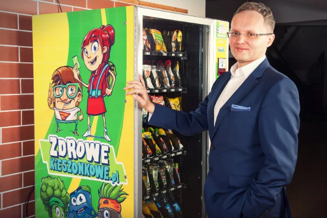 – W naszych automatach uczniowie mogą zaopatrywać się w zdrową żywność. Co więcej kontrolę nad tym co kupują mają ich rodzice – podkreśla Nartowicz.