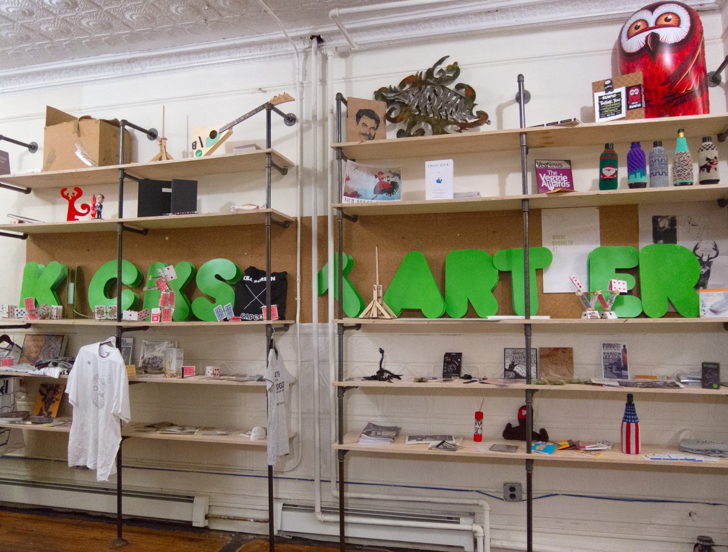 Tak wygląda półka z produktami, których powstanie udało się sfinansować dzięki Kickstarterowi w siedzibie spółki.