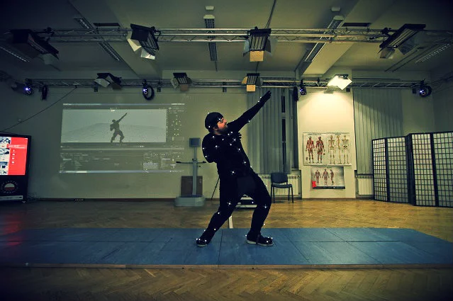 Model w specjalnym kostiumie w trakcie przechwytywania jego ruchów i ich odwzorowania na komputerze. Ta technika, zwana motion capture, jest często wykorzystywana przy tworzeniu gier komputerowych.