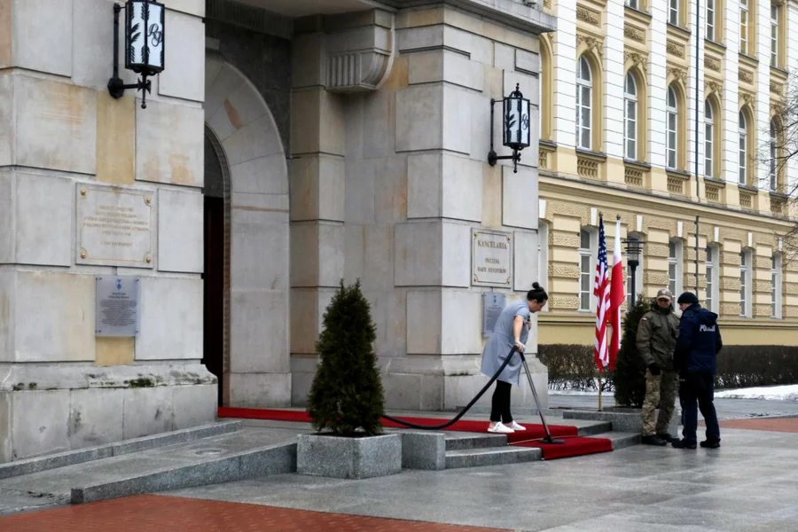 Minimalne pensje zdarzają się nagminnie w budżetówce: na takich pensjach pracują sprzątaczki czy ochroniarze instytucji publicznych.