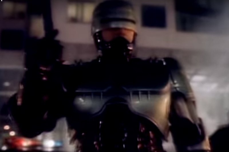 Jak przekonuje Ian Person, nawet Robocop nie będzie w stanie w przyszłości zastąpić policjanta w walce z przestępczością.