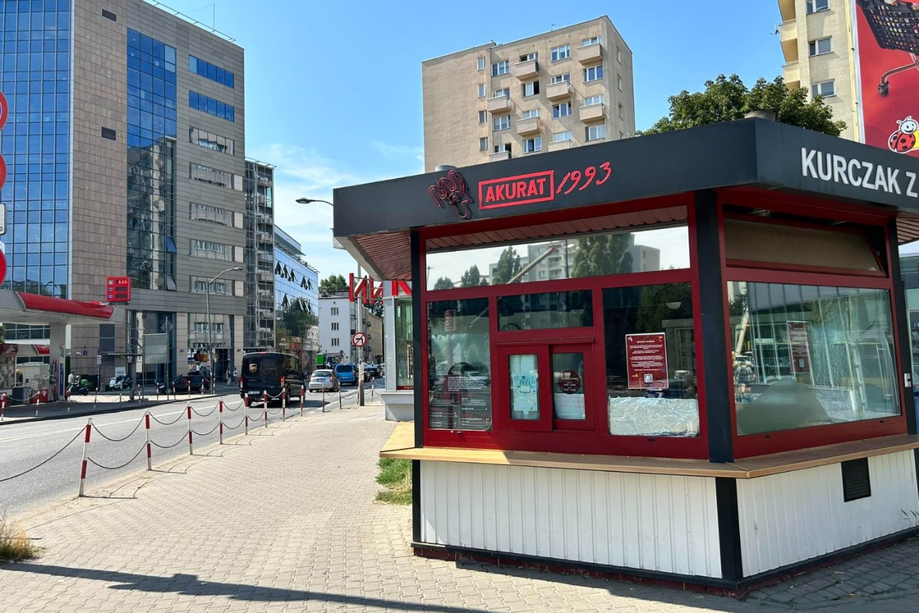 Budka z kurczakami z rożna na ul. Dolnej w Warszawie.