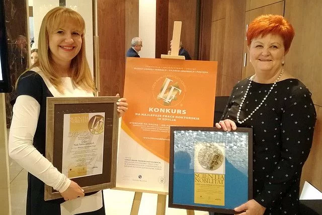 Dr Berenika Szczęśniak-Sięga (z lewej) z dyplomem Lidera Nauk Farmaceutycznych oraz prof. dr hab. Halina Grajeta - Dziekan Wydziału Farmaceutycznego UMed we Wrocławiu.