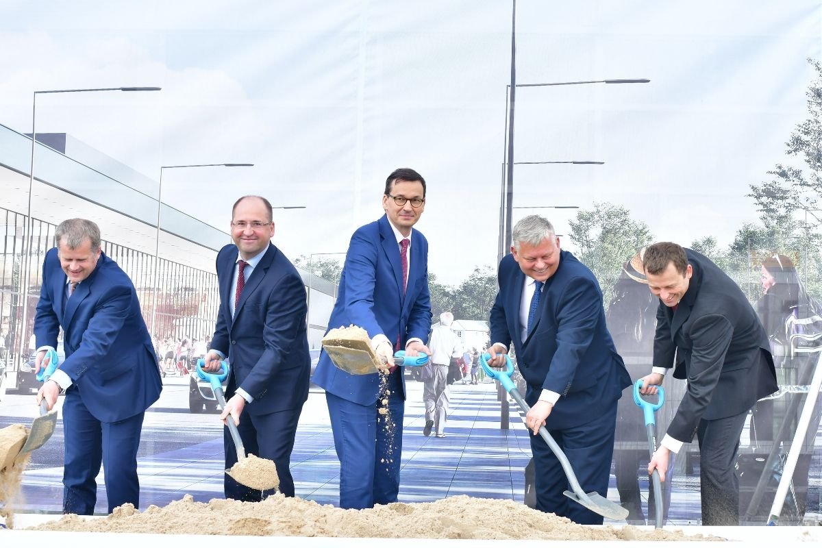 Mateusz Morawiecki chwali się, że rekordowa liczba mieszkań oddanych do użytku to zasługa PiS. Stwierdzenie to nie znajduje jednak pokrycia w faktach.