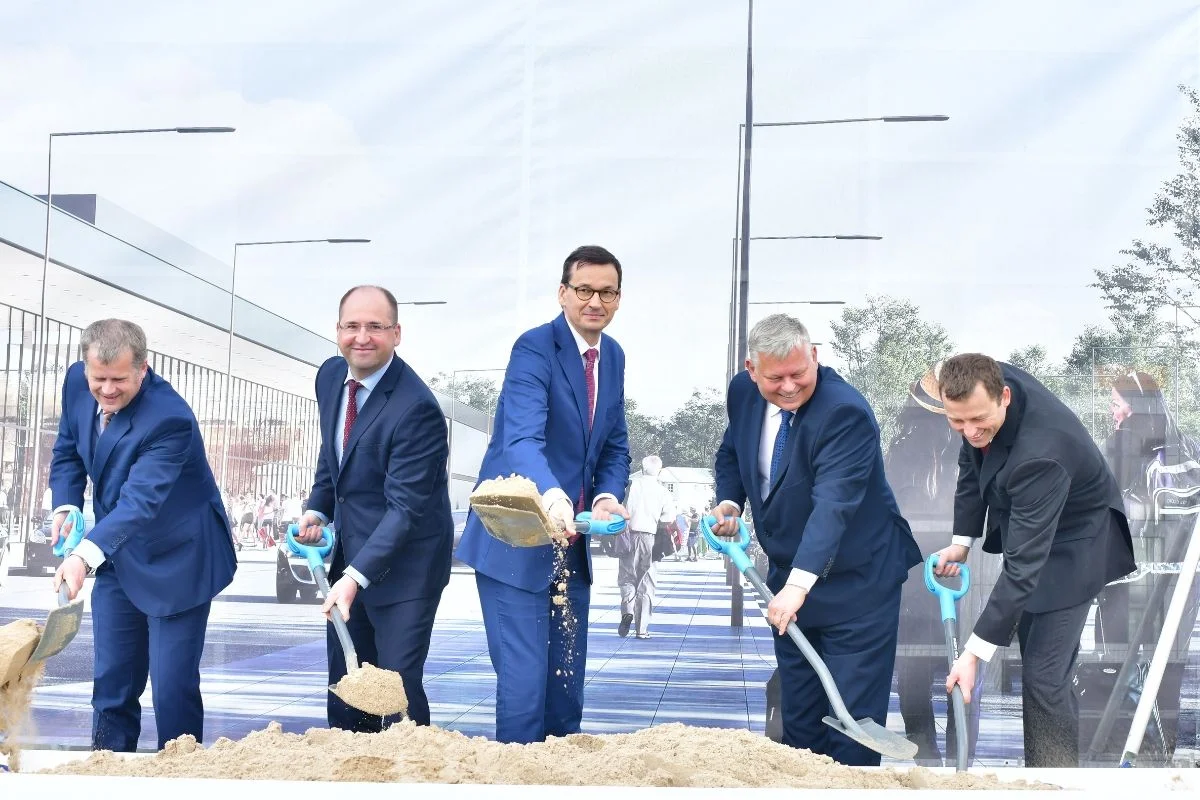 Mateusz Morawiecki chwali się, że rekordowa liczba mieszkań oddanych do użytku to zasługa PiS. Stwierdzenie to nie znajduje jednak pokrycia w faktach.