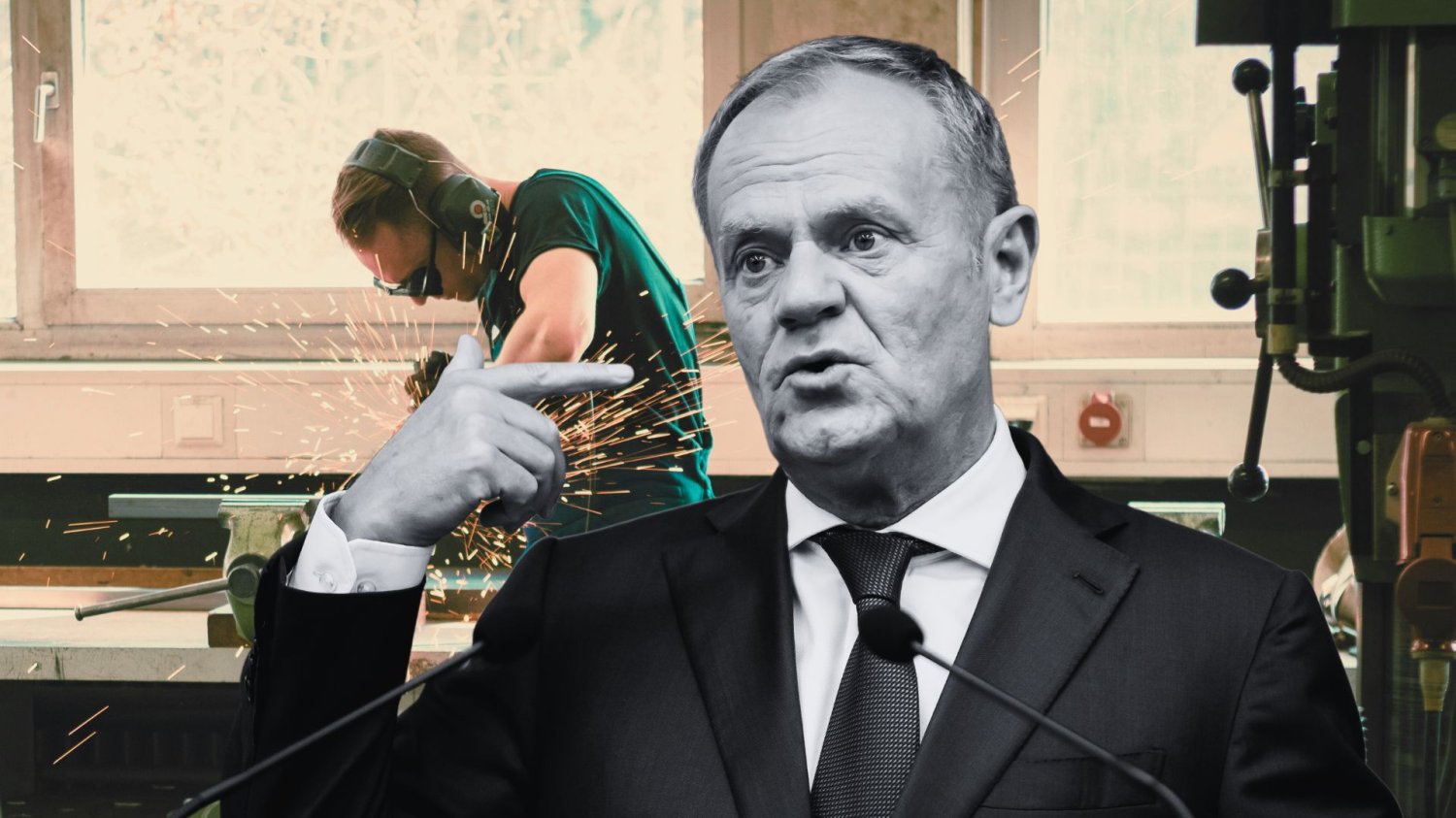 Sorry, premierze. Sprawę zmiany śmieciówek w etaty skopaliście koncertowo. Donald Tusk na tle pracującego w warsztacie mężczyzny. Sorry, premierze. Sprawę zmiany śmieciówek w etaty skopaliście koncertowo.