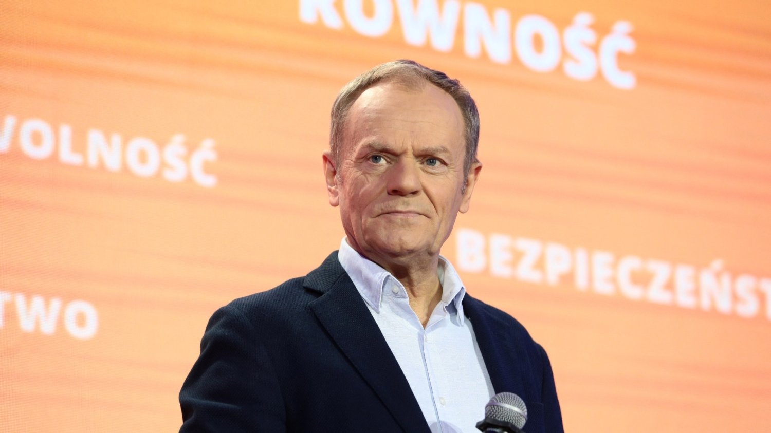 Donald Tusk (wówczas w opozycji) w marcu 2023 roku na tle ekranu Campus Poland Campus Academy.